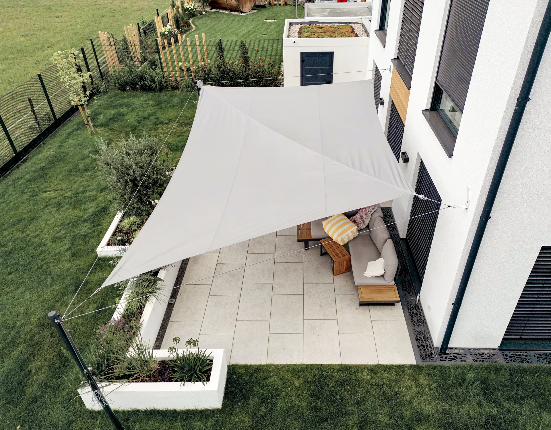 Sonnensegel für die Terrasse: Moderner Sonnenschutz für angenehmen Schatten im Outdoor-Wohnbereich