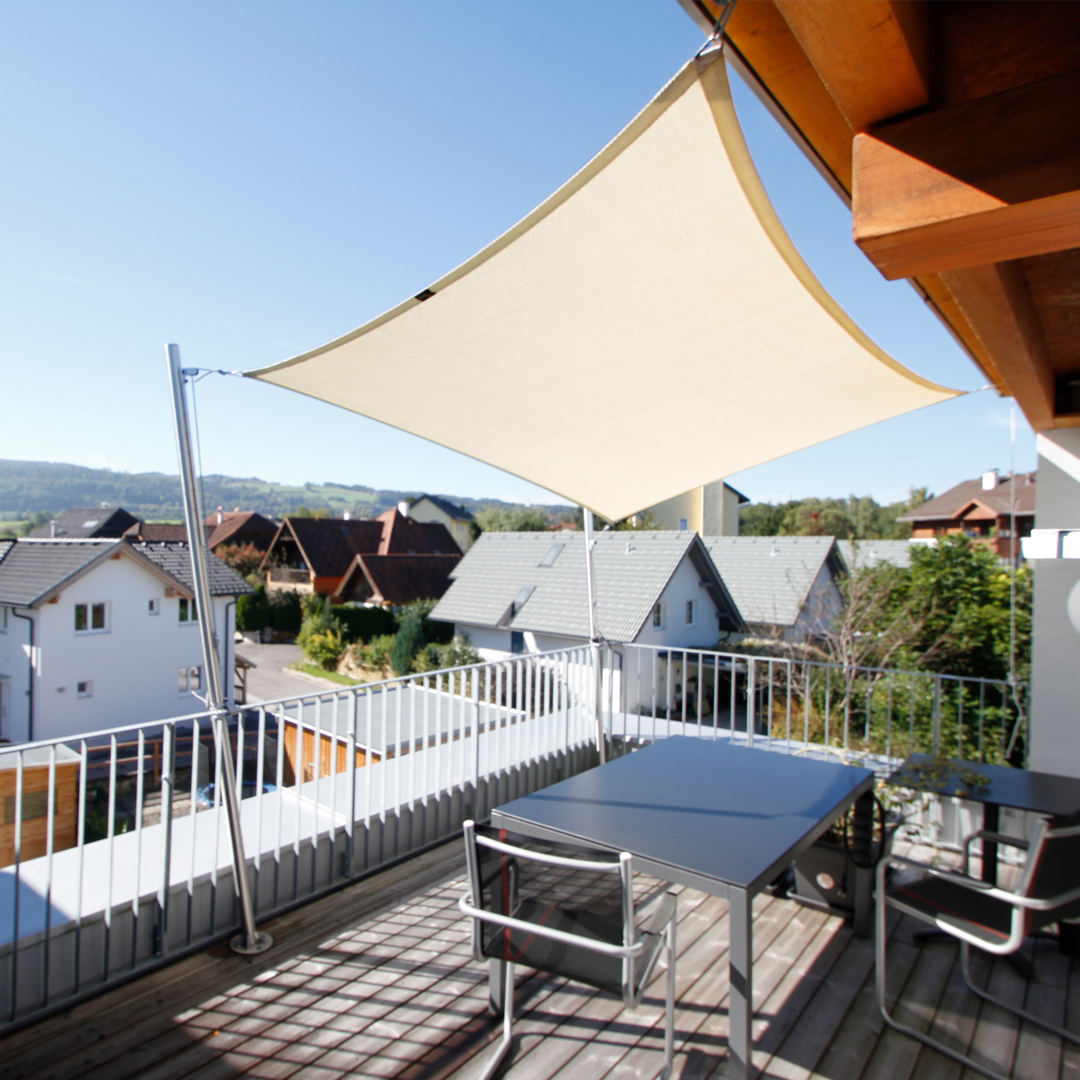 Maßgefertigtes Sonnensegel für deinen Balkon mit Dachschräge