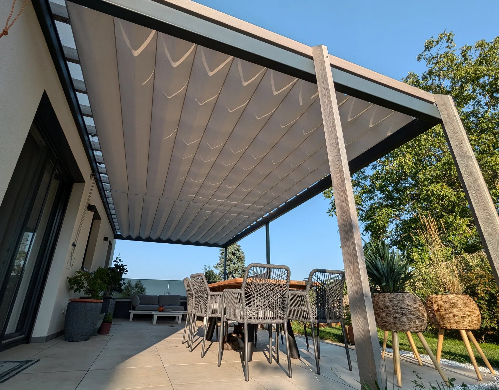 Raffbeschattung für Pergolen: Flexible Beschattungslösung für anspruchsvolle Outdoor-Bereiche
