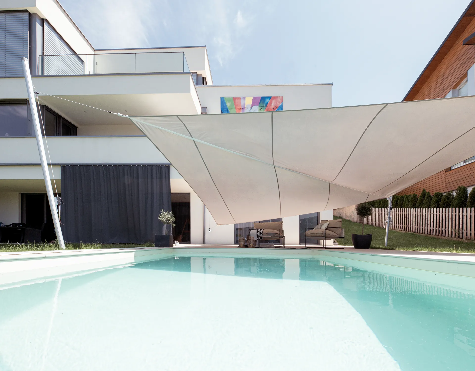 Sonnensegel für Poolbereiche: Stilvoller Schatten und zuverlässiger UV-Schutz am Wasser