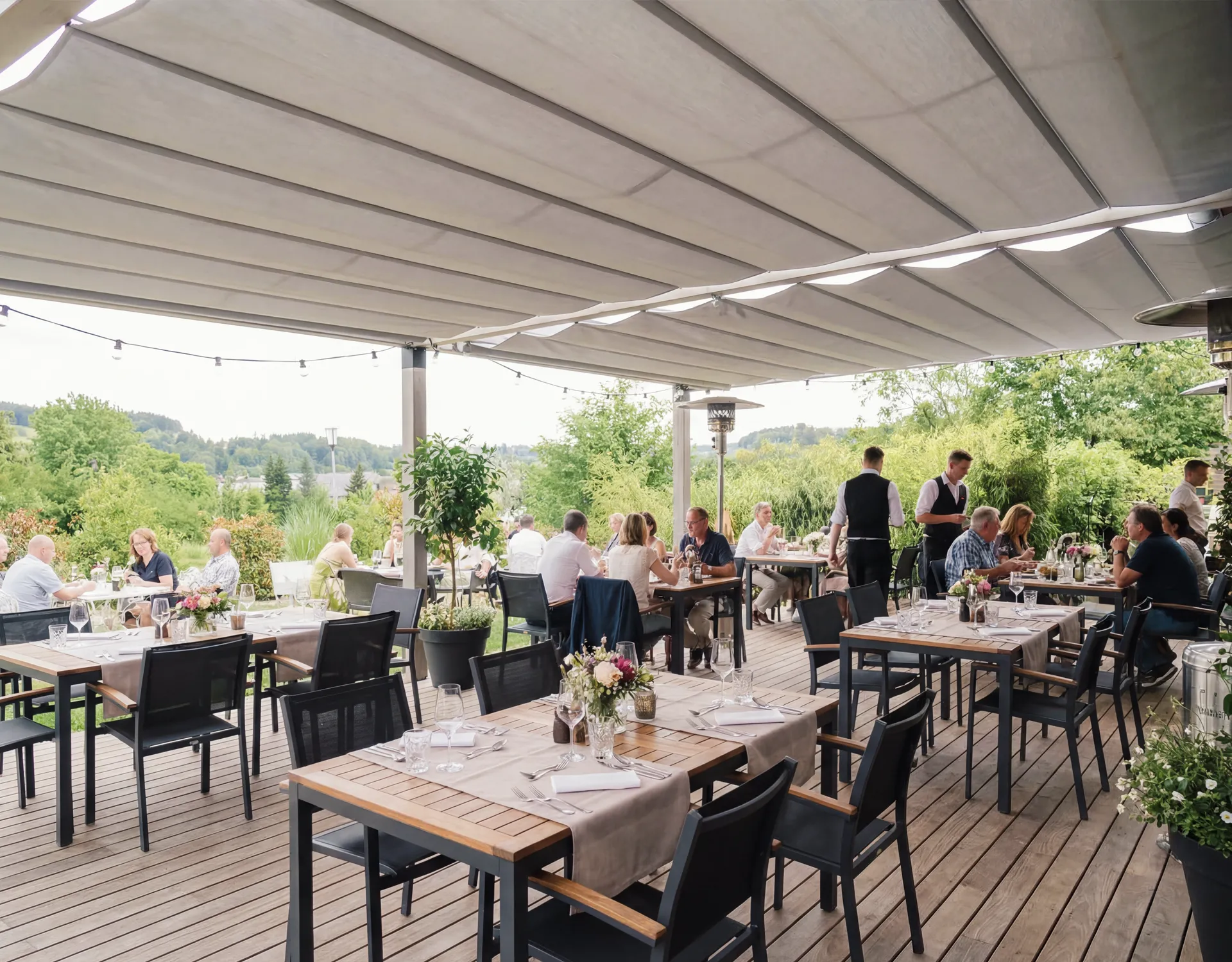 Raffbare Sonnensegel für die Gastronomie: Großflächiger Sonnenschutz mit hoher Wirtschaftlichkeit