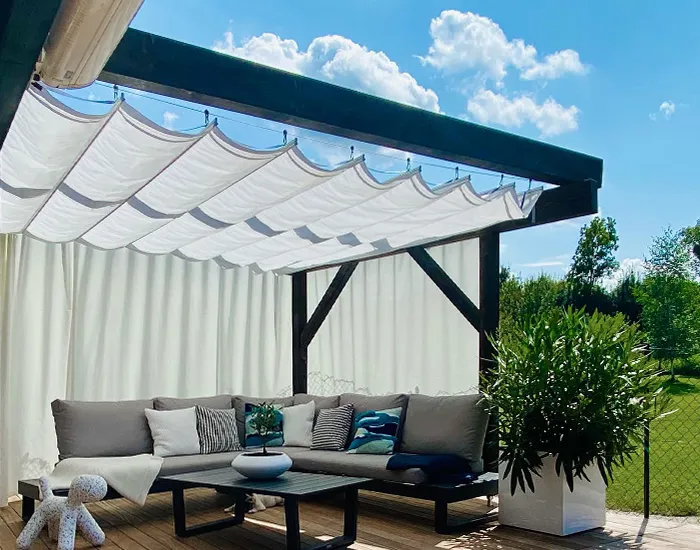 Terrasse mit Sonnenschutz