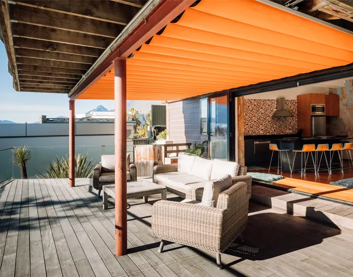 Terrasse mit Sonnenschutz